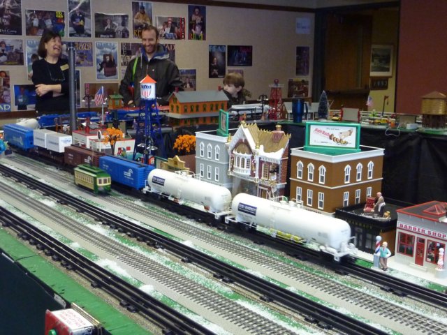 morefreightcarsbehindthoseconrailengines.jpg