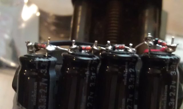 trimmedleadsonthecapacitors.jpg